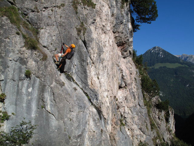 Gr&uuml;nstein-Klettersteig: Andreas in der schwierigen Variante