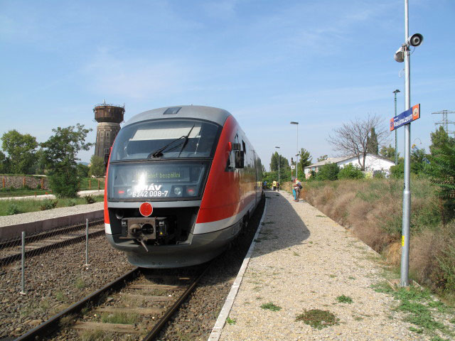 R 2062 in der Haltestelle Vasútmúzeum (12. Sept.)