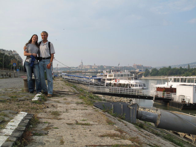 Daniela und ich neben der Donau zwischen &Aacute;rp&aacute;dbr&uuml;cke und Margaretenbr&uuml;cke (13. Sept.)