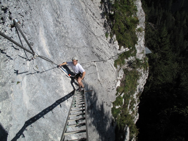 Mein-Land-Dein-Land-Klettersteig: Reinhard auf der Leiter