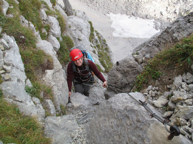 Gams&auml;nger-Klettersteig: Daniela zwischen J&auml;gerwandtreppe und Einstieg (26. Sept.)