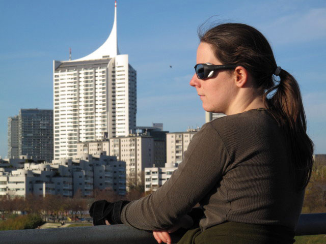 Daniela auf der Kaiserm&uuml;hlenbr&uuml;cke