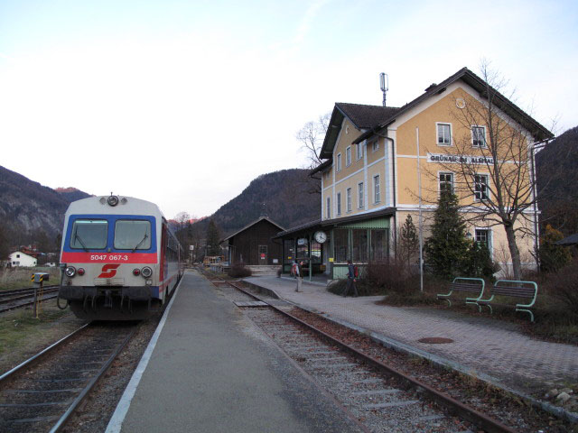 Daniela und Norbert im Bahnhof Gr&uuml;nau im Almtal, 517 m