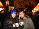 Daniela und Ursula am Christkindlmarkt am Hauptplatz