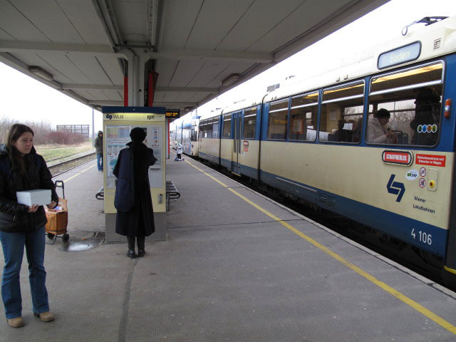 R 109 in der Haltestelle Maria Enzersdorf Südstadt (12. Dez.)