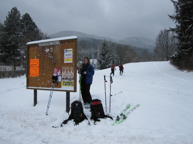 Daniela bei der Pfarrkirche Hainfeld