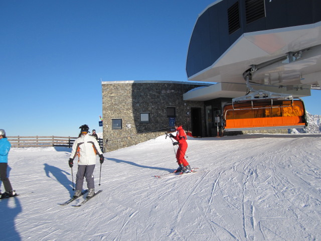Daniela bei der Bergstation der 8er Sessel Asitzgipfelbahn, 1.874 m (16. Jän.)