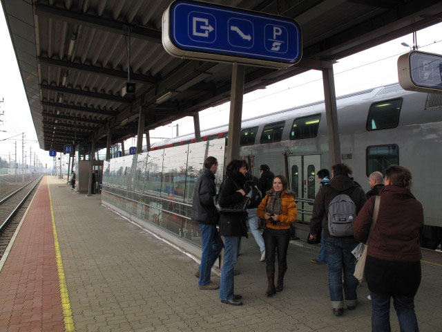 Katja und Diana im Bahnhof Ybbs an der Donau