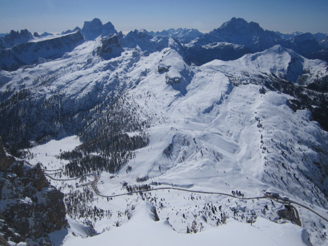 Passo Falzarego von der Bergstation der Pendelbahn Lagazuoi aus (14. März)