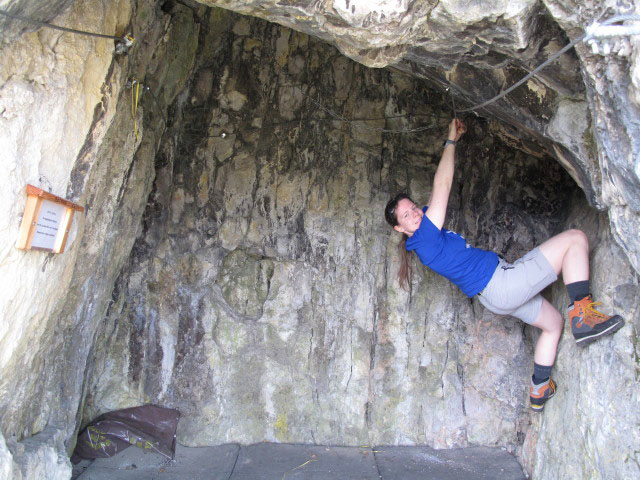 Klettersteig der Naturfreunde Gumpoldskirchen: Daniela in der Boulderhöhle