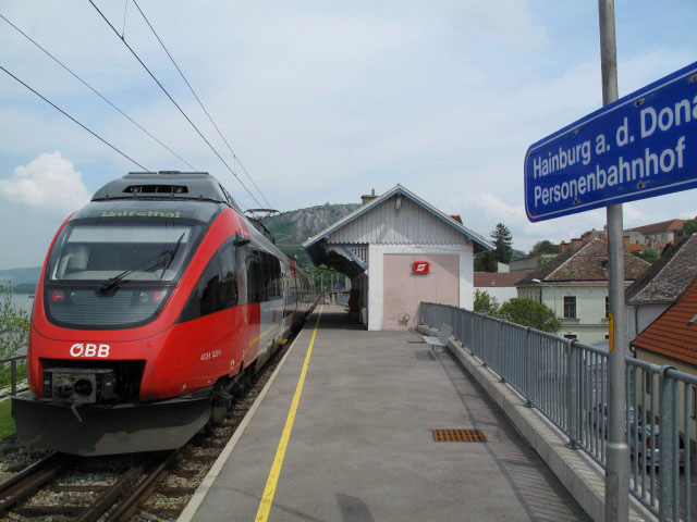 4124 023-5 als S 27483 in Hainburg an der Donau Personenbahnhof