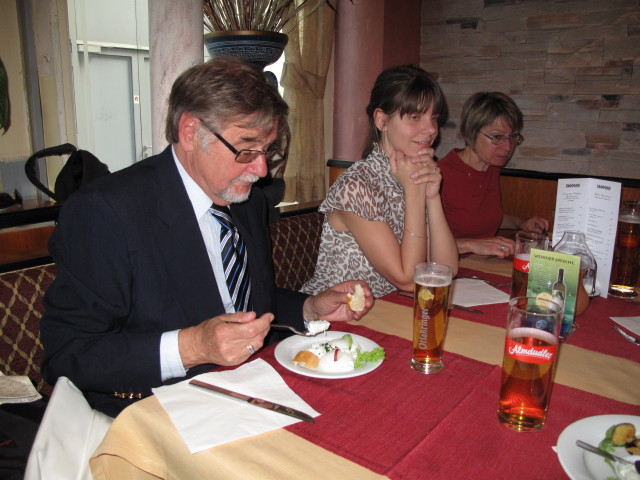 Papa, Elena und Mama im Restaurant Irodion (6. Mai)