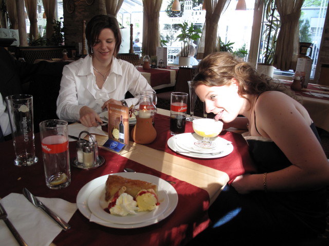 Nadja und Daniela im Restaurant Irodion (6. Mai)