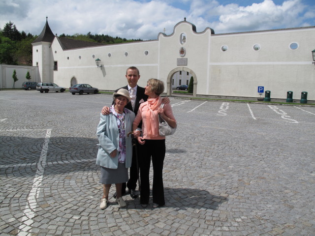 Oma, ich und Mama im Stift Heiligenkreuz (7. Mai)