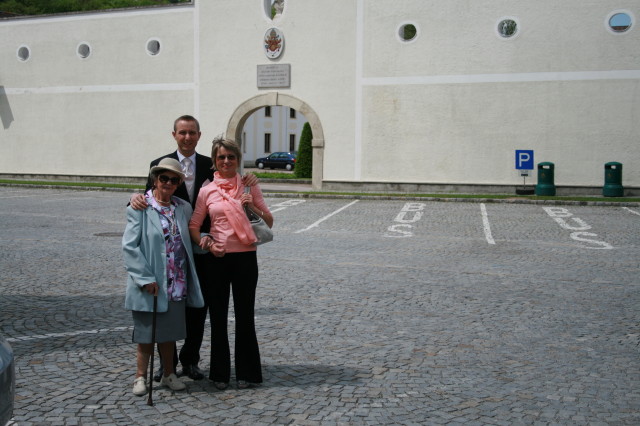 Oma, ich und Mama im Stift Heiligenkreuz (7. Mai)