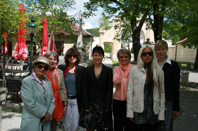 Oma, Oma, Eveline, Birgit, Mama, Karoline und Tanja im Stift Heiligenkreuz (7. Mai)