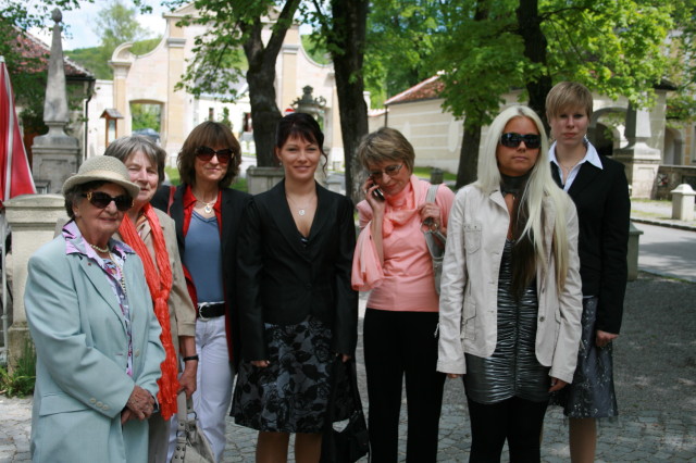 Oma, Oma, Eveline, Birgit, Mama, Karoline und Tanja im Stift Heiligenkreuz (7. Mai)