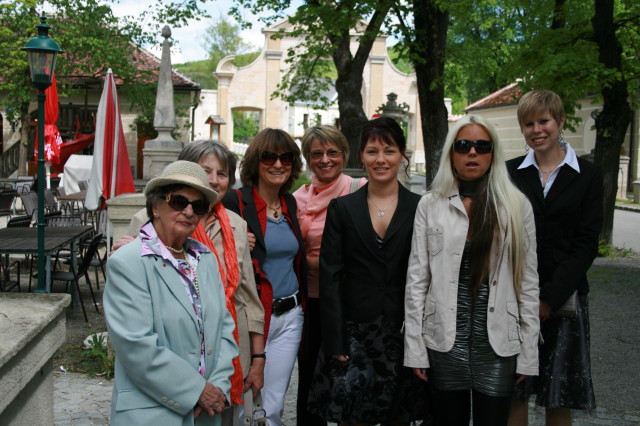 Oma, Oma, Eveline, Mama, Birgit, Karoline und Tanja im Stift Heiligenkreuz (7. Mai)