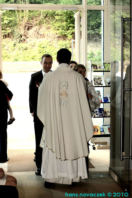 Ich, Pater Pio und Mama in der Kreuzkirche des Stifts Heiligenkreuz (7. Mai) © novaczek.at