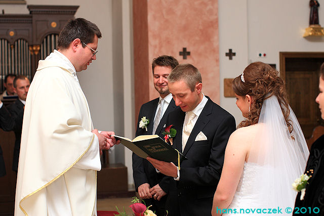 Christian, Erich, Pater Pio, Markus, ich, Daniela und Nadja in der Kreuzkirche des Stifts Heiligenkreuz (7. Mai) © novaczek.at