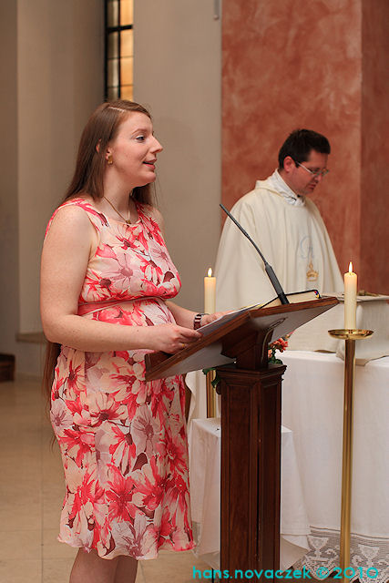 Yasmin und Pater Pio in der Kreuzkirche des Stifts Heiligenkreuz (7. Mai) © novaczek.at
