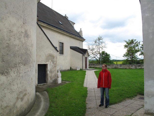 Daniela bei der Pfarrkirche