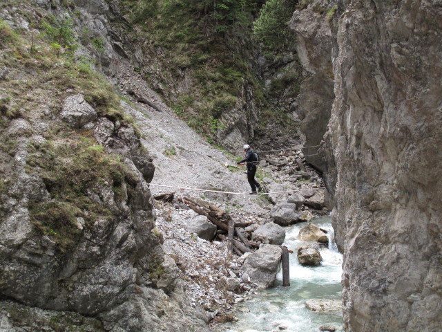 Adrenalin-Klettersteig: Werner auf der Seilbrücke