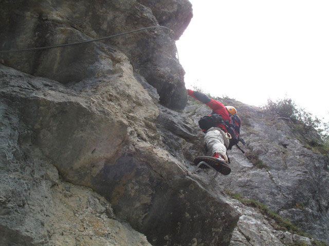 Adrenalin-Klettersteig: Axel zwischen Seilbrücke und erstem Pfeiler