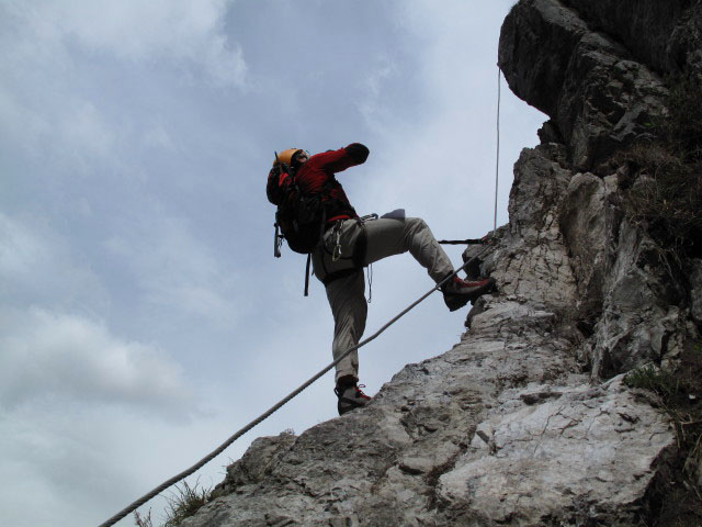 Adrenalin-Klettersteig: Axel im ersten Pfeiler