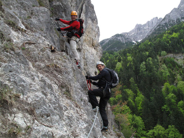 Adrenalin-Klettersteig: Axel und Werner im zweiten Pfeiler