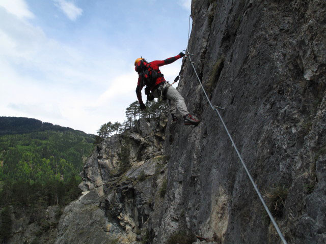 Adrenalin-Klettersteig: Axel in der Gipfelwand