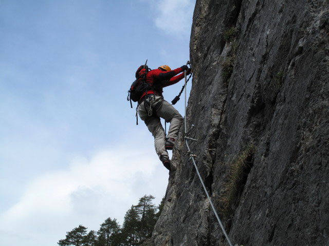 Adrenalin-Klettersteig: Axel in der Gipfelwand