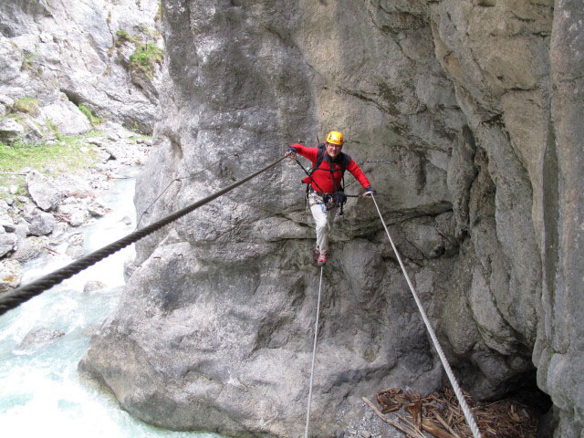 Galitzenklamm-Klettersteig: Axel auf der Seilbrücke