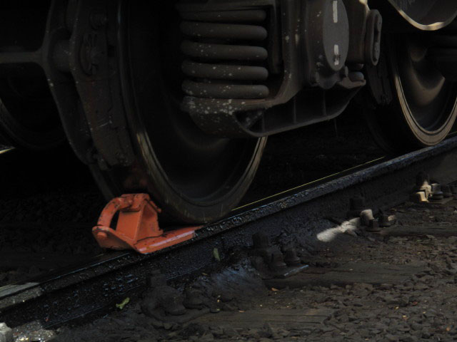 Auswurfschienenbremse