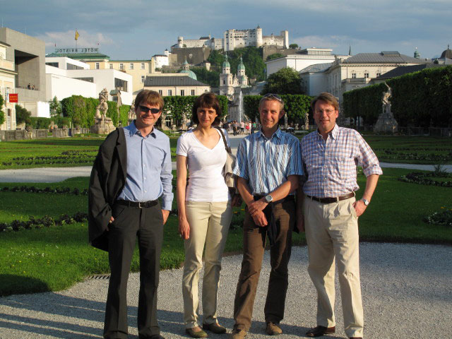 Stefan, Katja, ich und Anton im Mirabell-Garten (25. Mai)