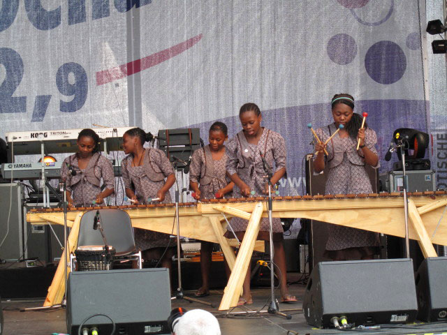Masimbambane Marimba Band auf der Radio Arabella-B&uuml;hne (26. Juni)