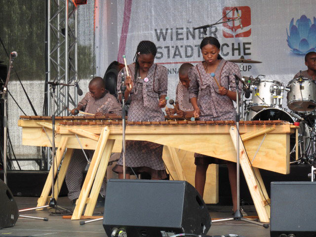 Masimbambane Marimba Band auf der Radio Arabella-B&uuml;hne (26. Juni)