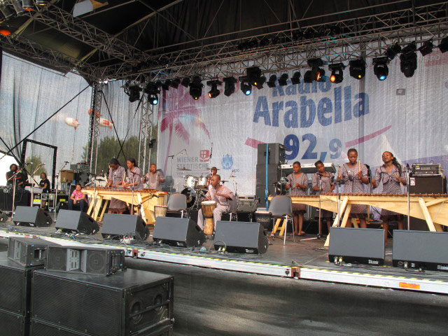 Masimbambane Marimba Band auf der Radio Arabella-B&uuml;hne (26. Juni)