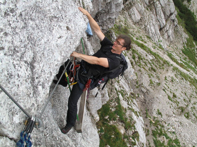 Heli-Kraft-Klettersteig: Reinhard auf der Holzpendelbrücke