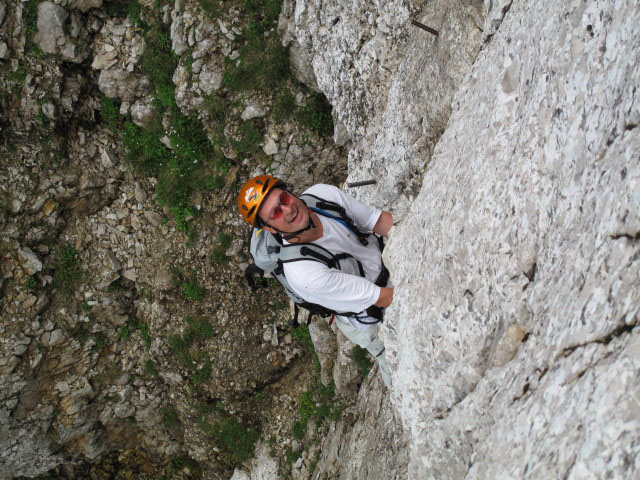 Heli-Kraft-Klettersteig: Erich zwischen Holzpendelbrücke und 1. Notausstieg