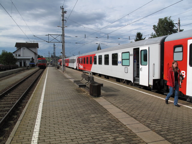REX 2102 im Bahnhof Schwarzenau, 504 m