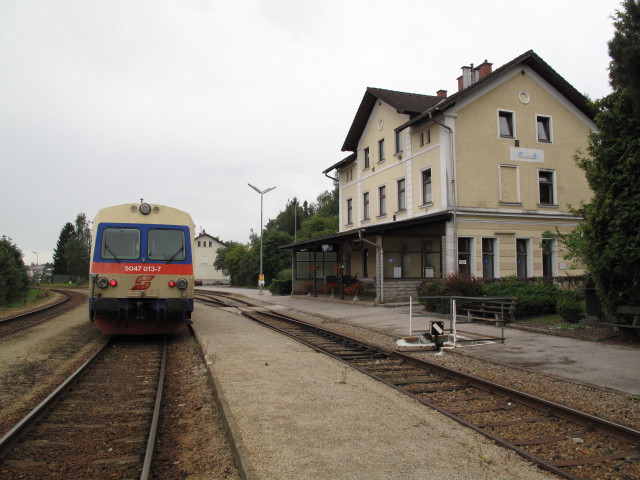 5047 013-7 als R 6334 im Bahnhof Zwettl, 535 m