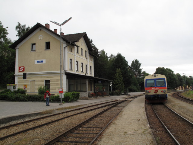 5047 013-7 als R 6335 im Bahnhof Zwettl, 535 m