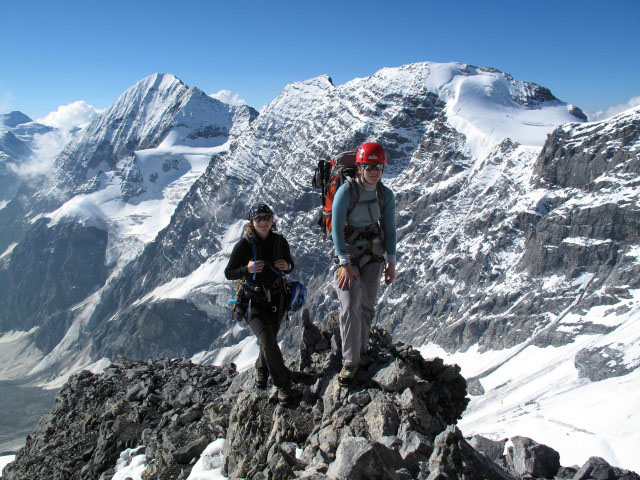 Irene und Daniela am Hintergrat zwischen 1. Eisfeld und Signalkopf (21. Aug.)