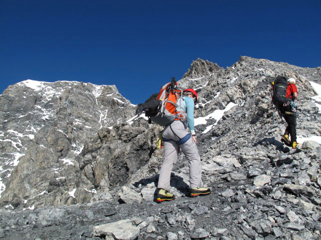 Daniela und Peter am Hintergrat zwischen 1. Eisfeld und Signalkopf (21. Aug.)