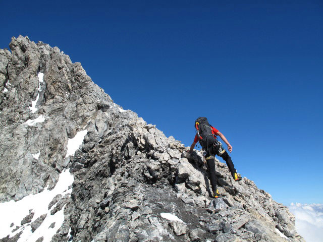 Peter am Hintergrat zwischen 1. Eisfeld und Signalkopf (21. Aug.)