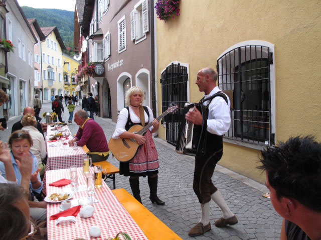 'Die Almenflitzer' beim Kn&ouml;delfest in der Altstadt, 948 m