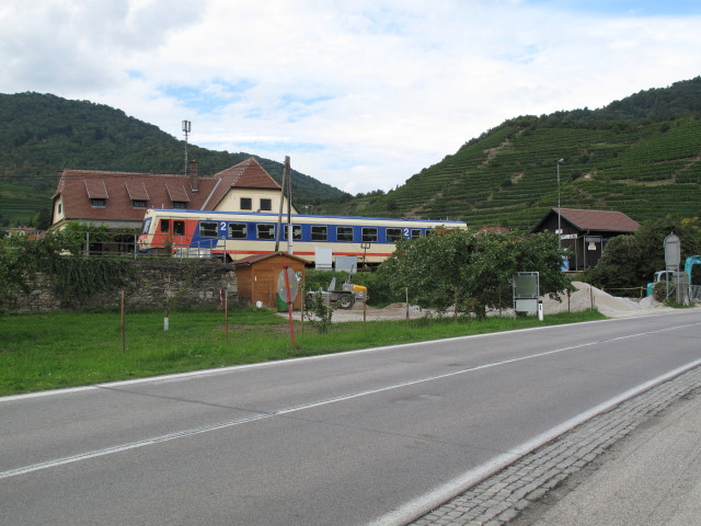 5047 029-3 als R 6124 im Bahnhof Spitz an der Donau, 205 m (17. Sep.)