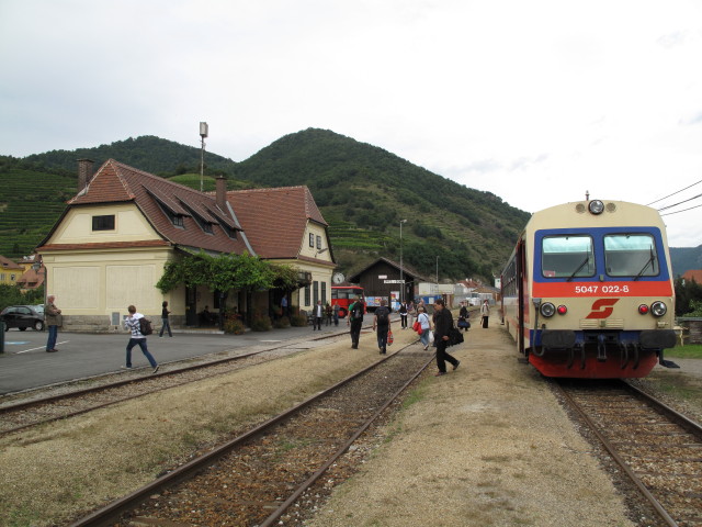 5047 022-8 als R 6128 im Bahnhof Spitz an der Donau, 205 m (17. Sep.)