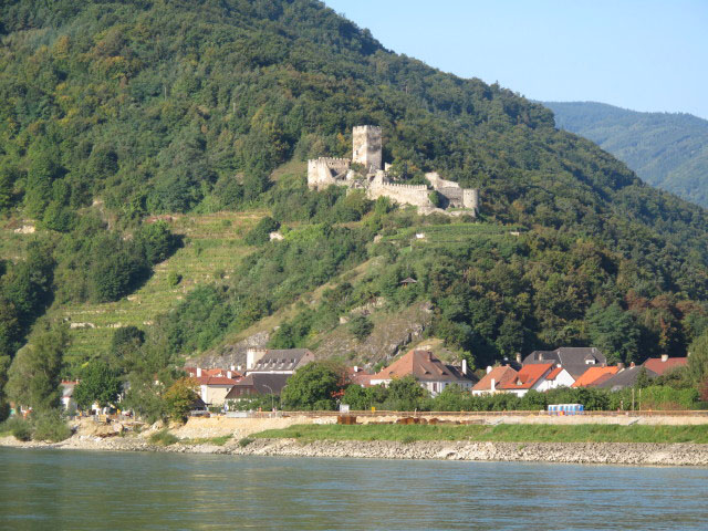 Ruine Hinterhaus von der Rollfähre Spitz - Arnsdorf aus